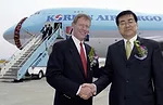 Alan Mulally and Cho Yang Ho Alan Mulally and Cho Yang Ho